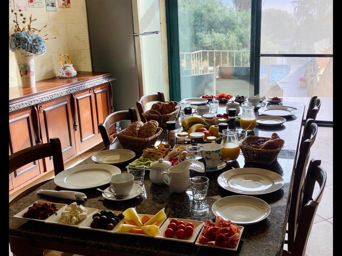 Ellie Boo Bed & Breakfast Виктория Екстериор снимка