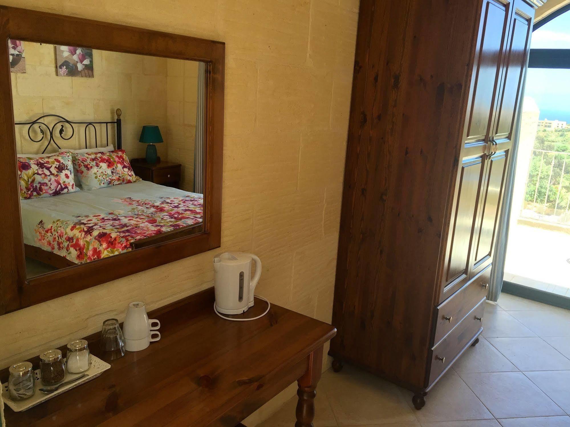 Ellie Boo Bed & Breakfast Виктория Екстериор снимка