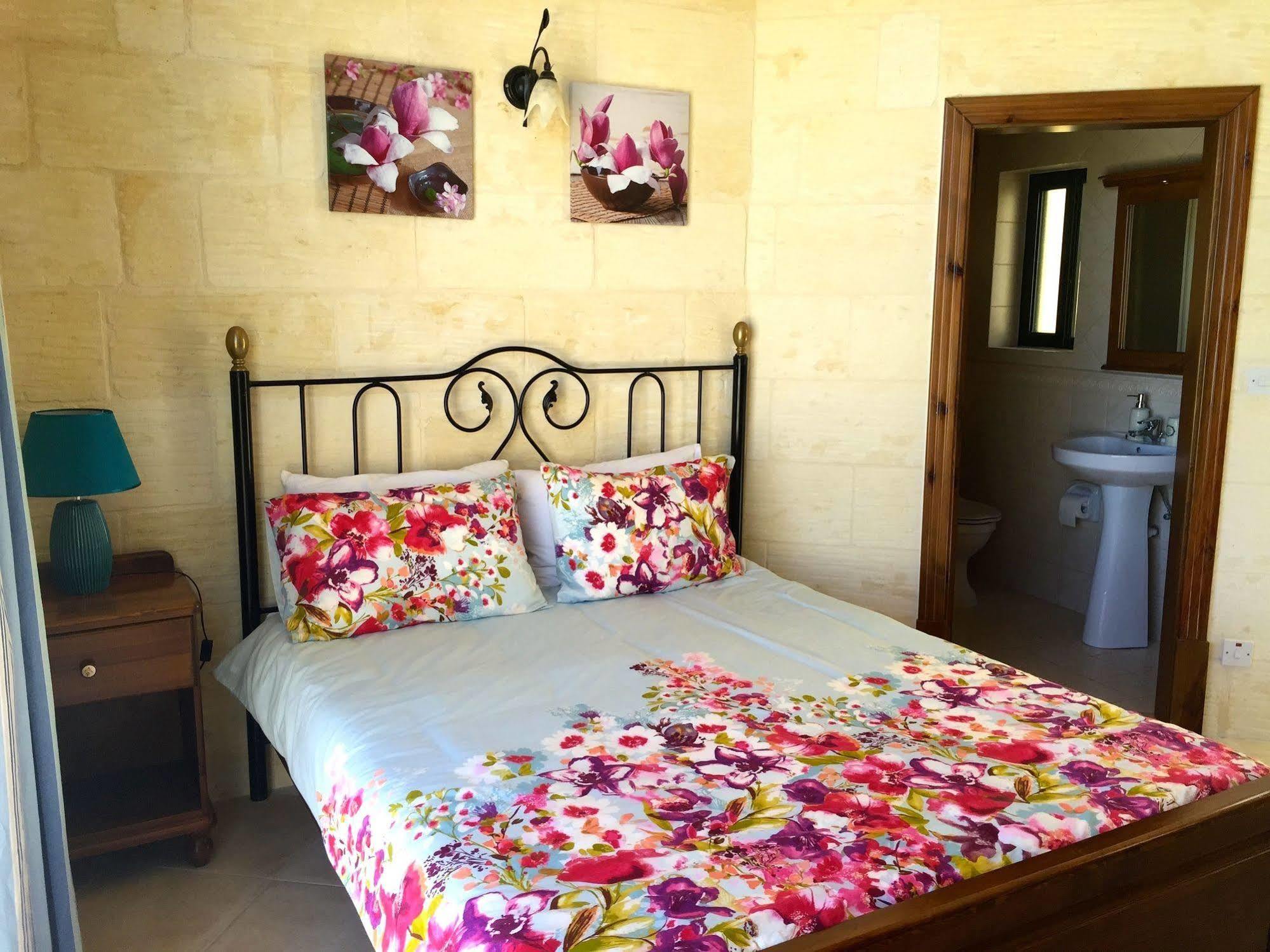 Ellie Boo Bed & Breakfast Виктория Екстериор снимка