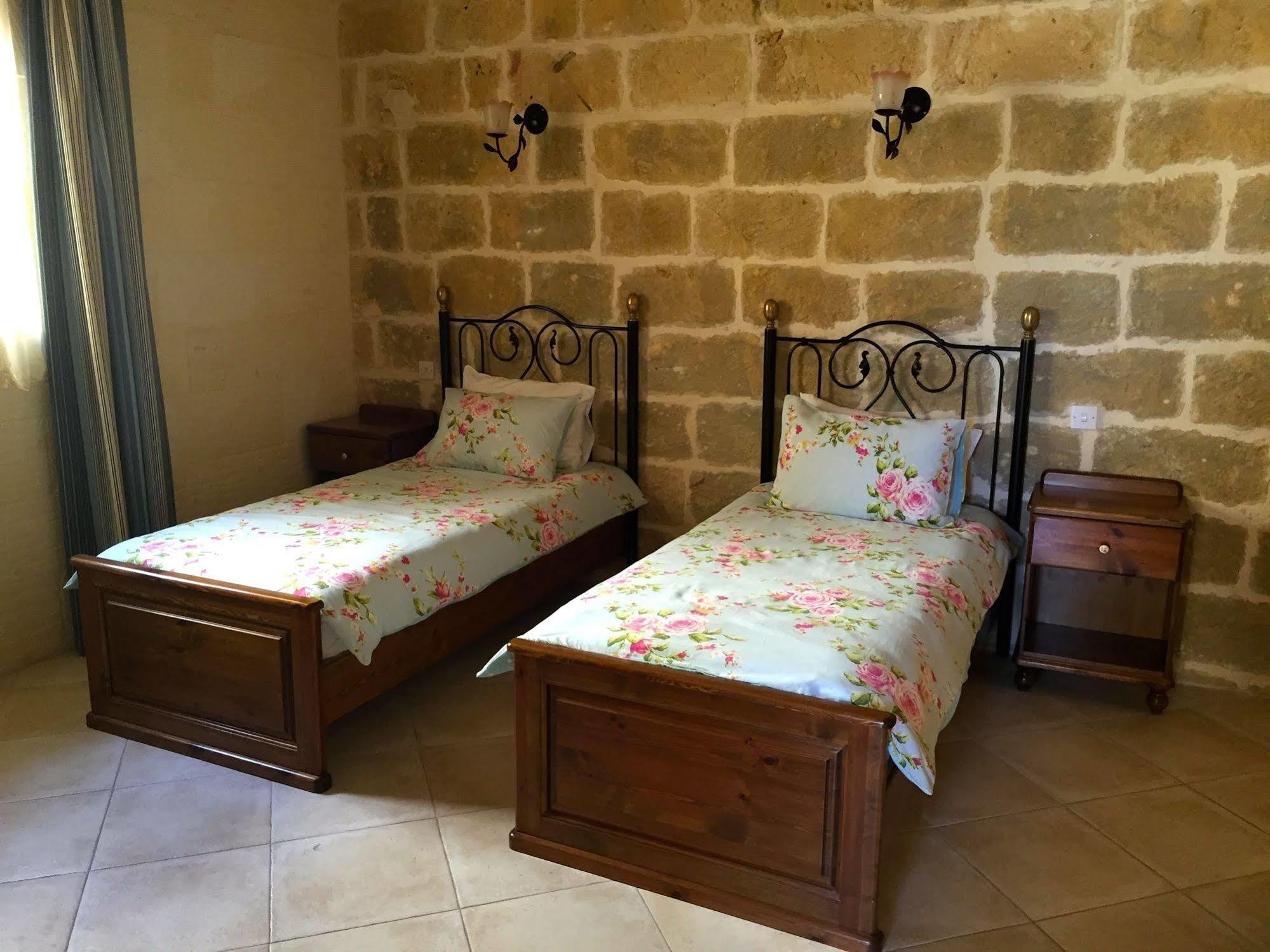 Ellie Boo Bed & Breakfast Виктория Екстериор снимка