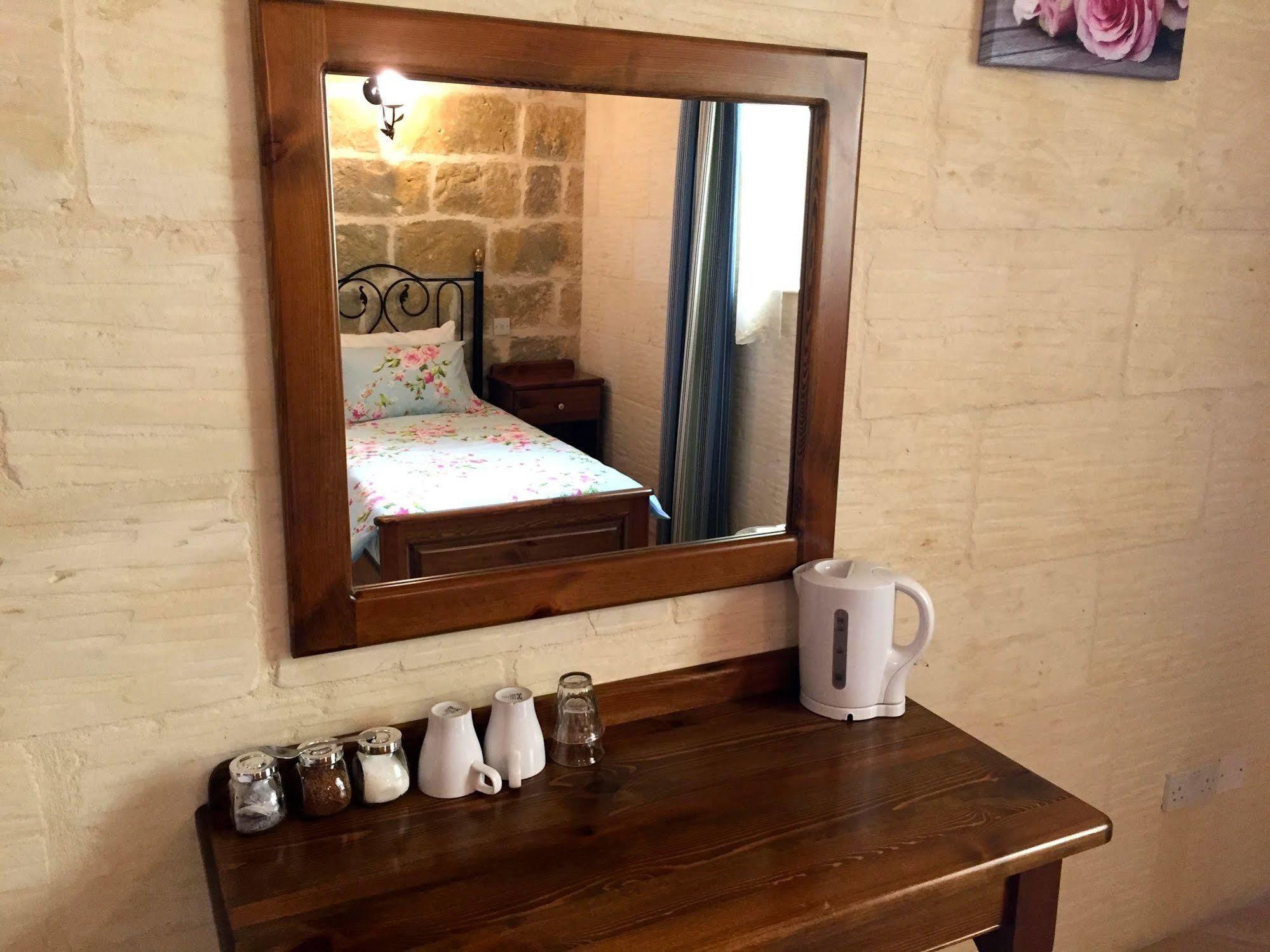 Ellie Boo Bed & Breakfast Виктория Екстериор снимка