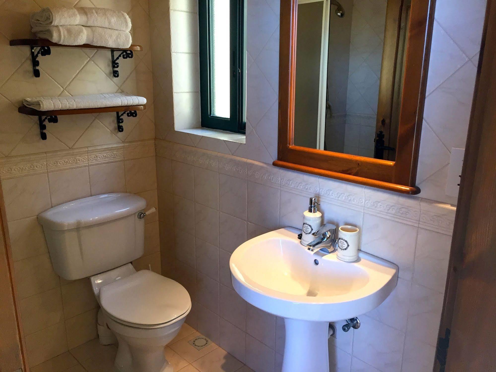Ellie Boo Bed & Breakfast Виктория Екстериор снимка