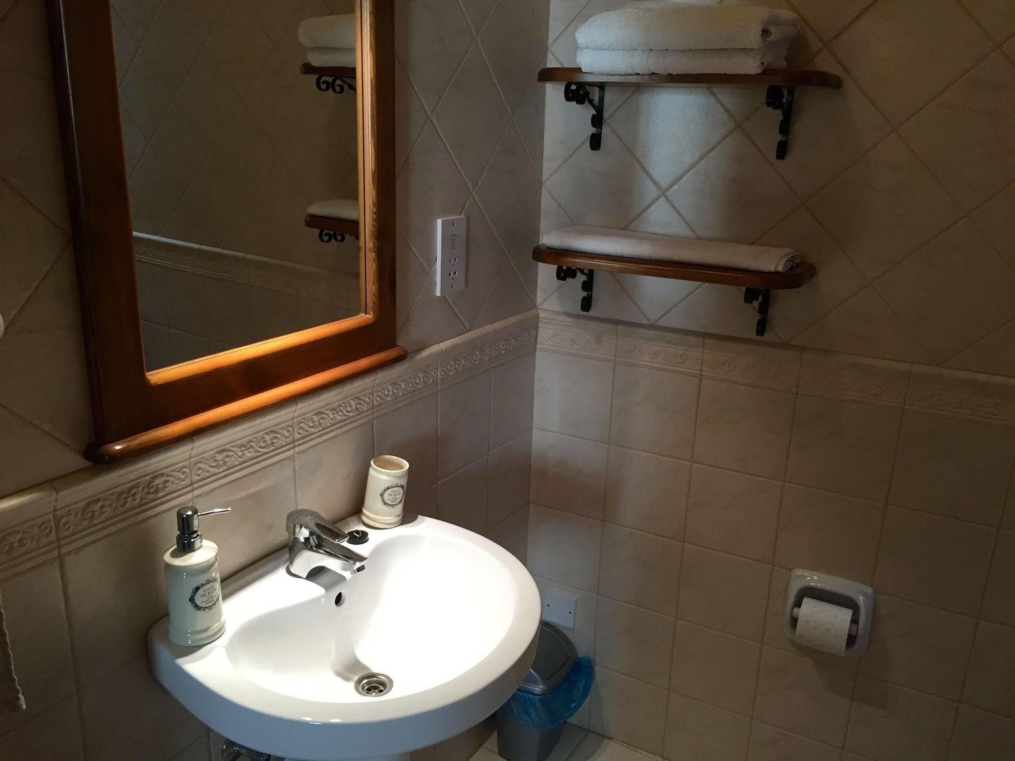 Ellie Boo Bed & Breakfast Виктория Екстериор снимка
