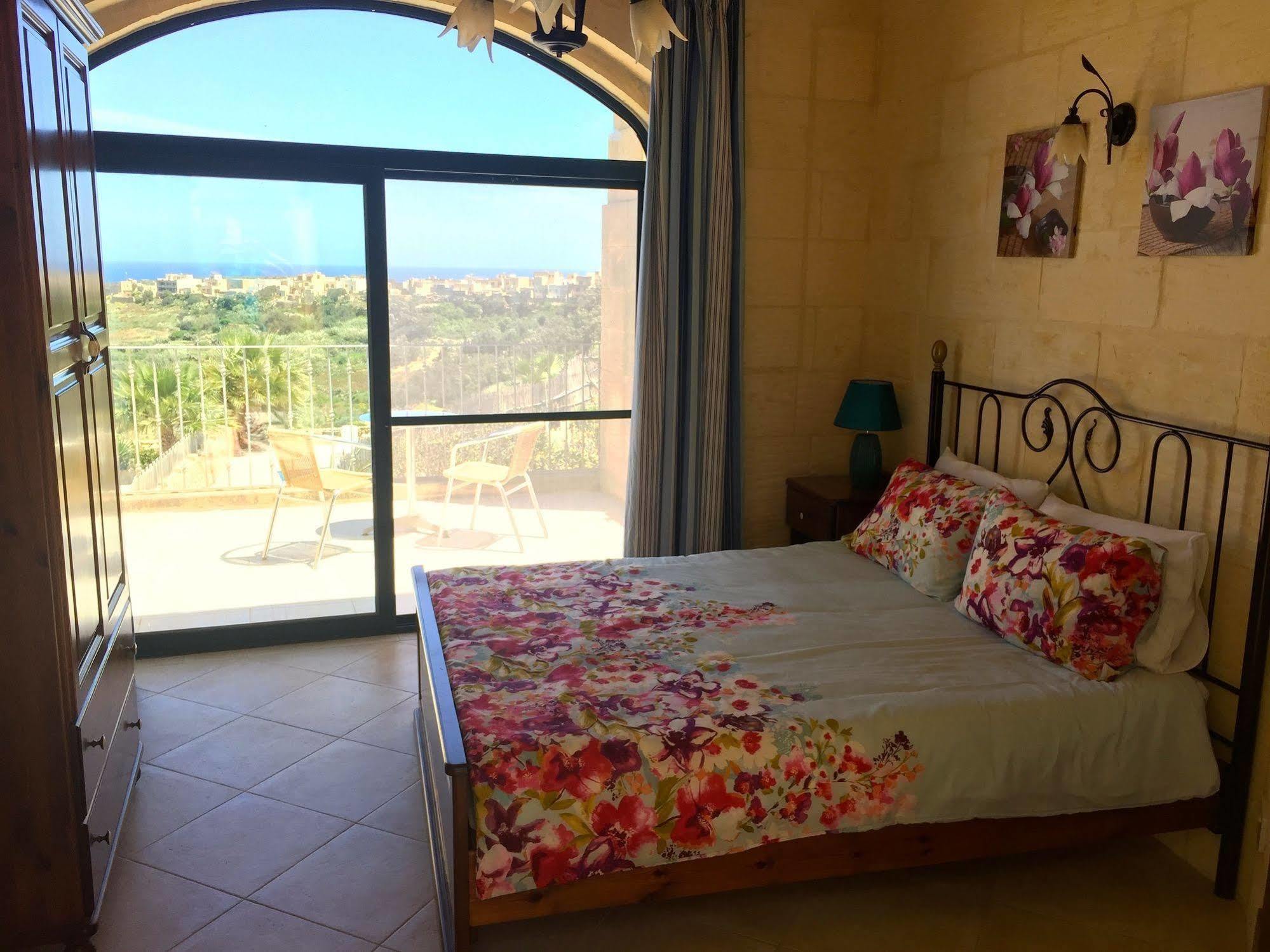 Ellie Boo Bed & Breakfast Виктория Екстериор снимка