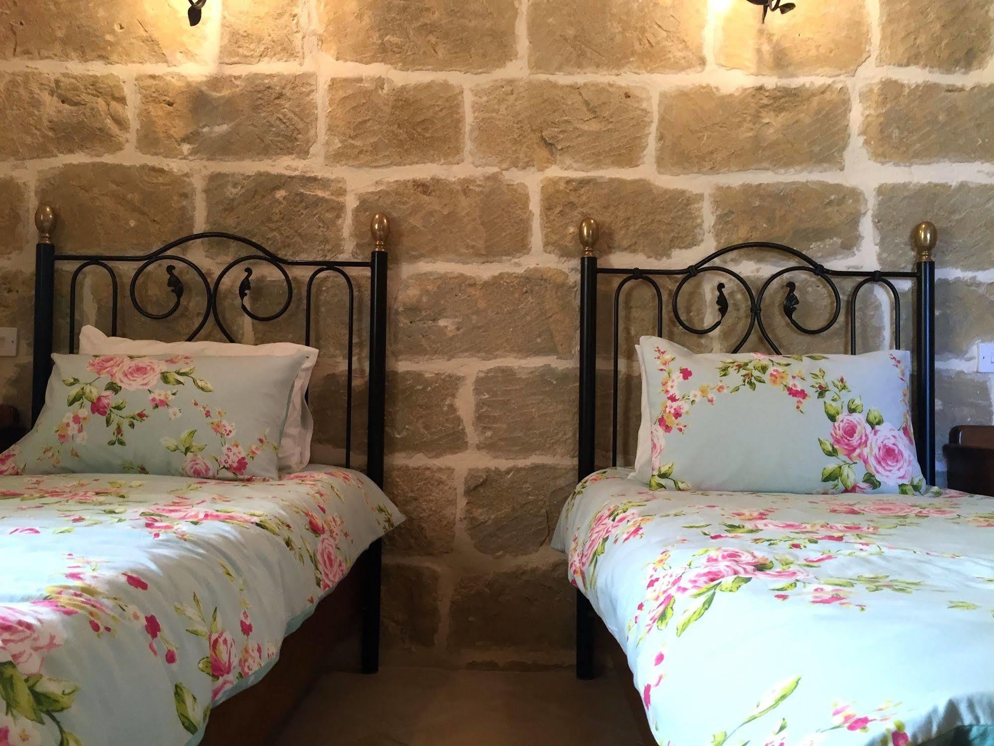 Ellie Boo Bed & Breakfast Виктория Екстериор снимка