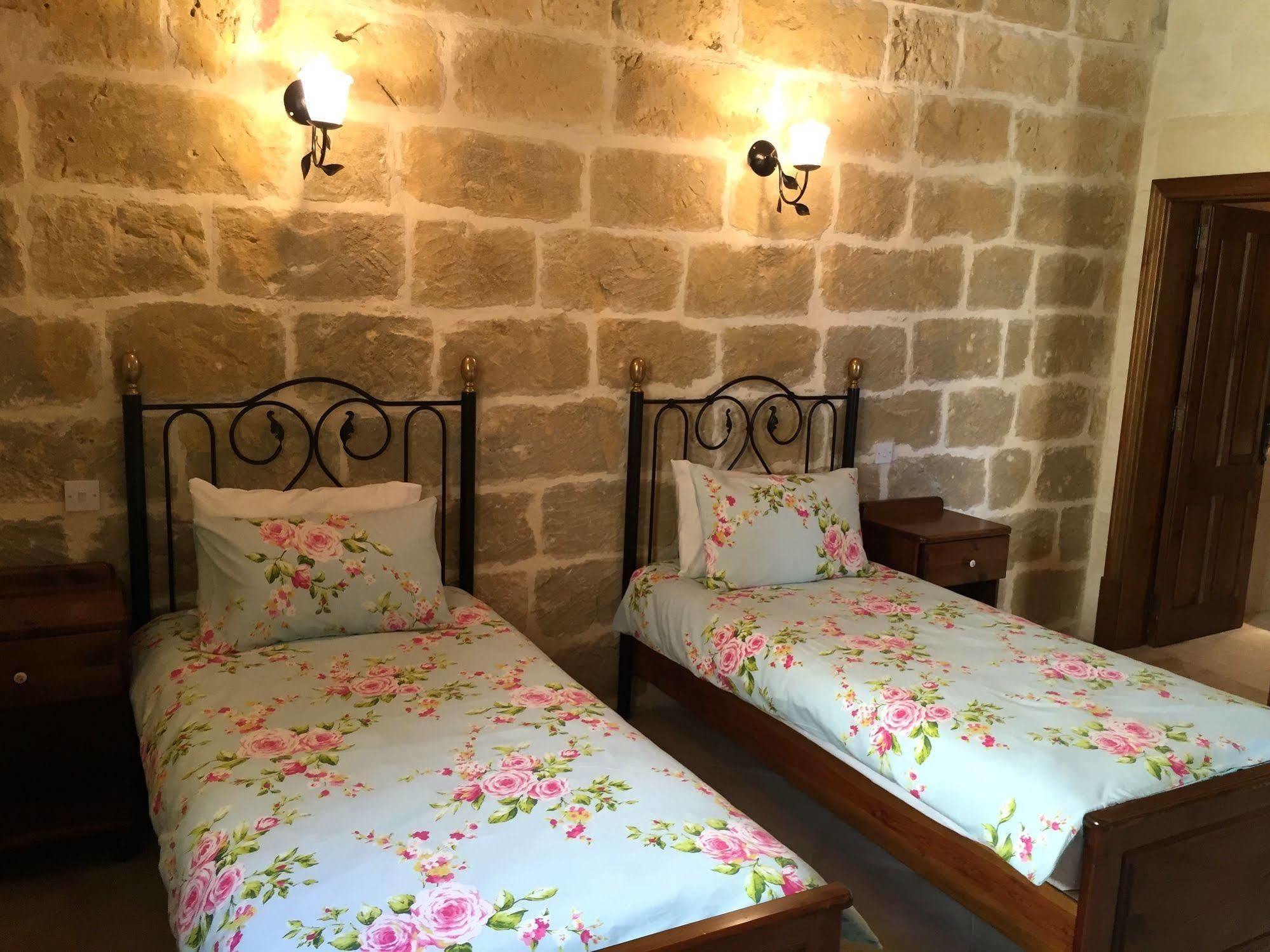 Ellie Boo Bed & Breakfast Виктория Екстериор снимка