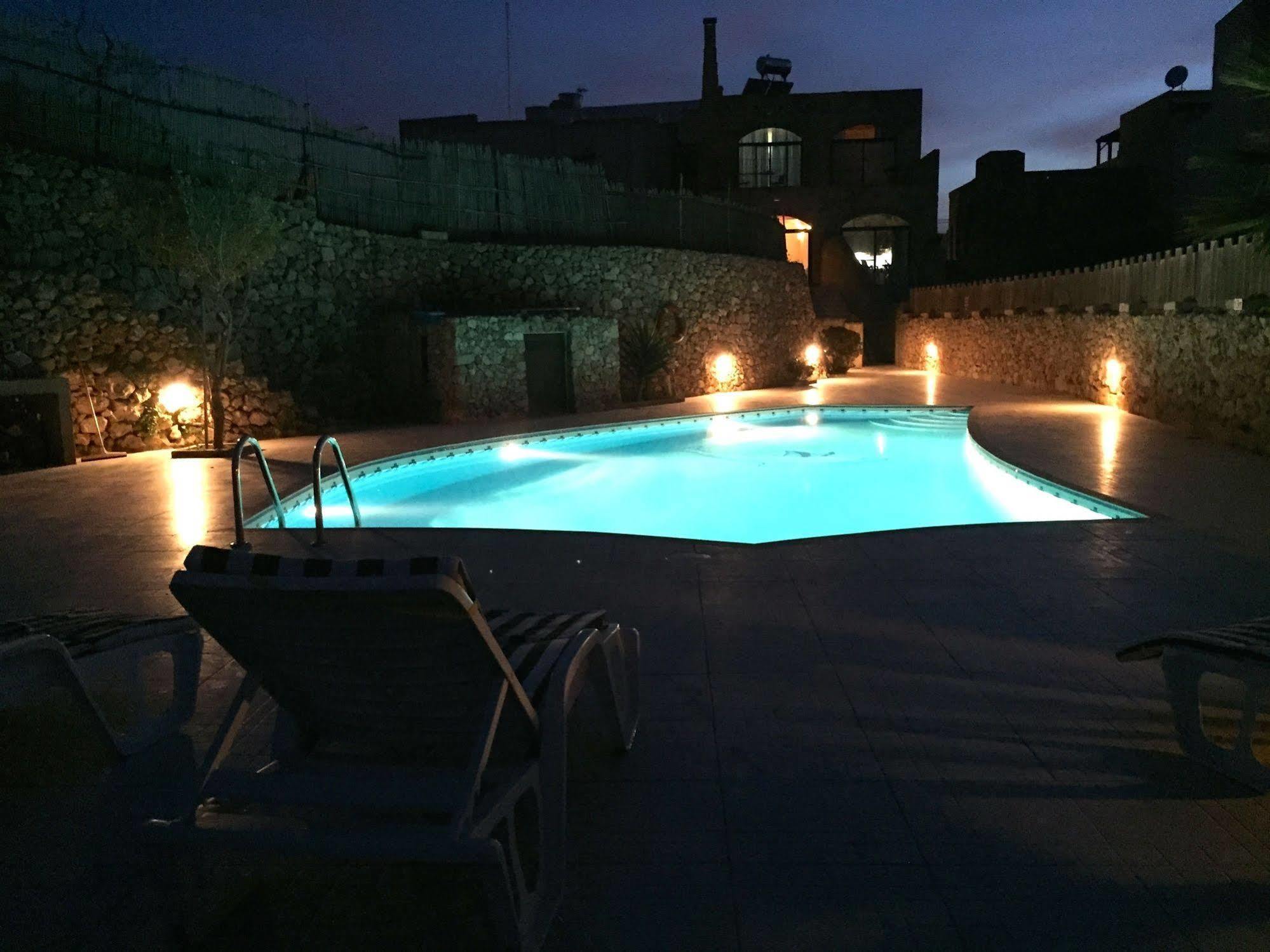 Ellie Boo Bed & Breakfast Виктория Екстериор снимка