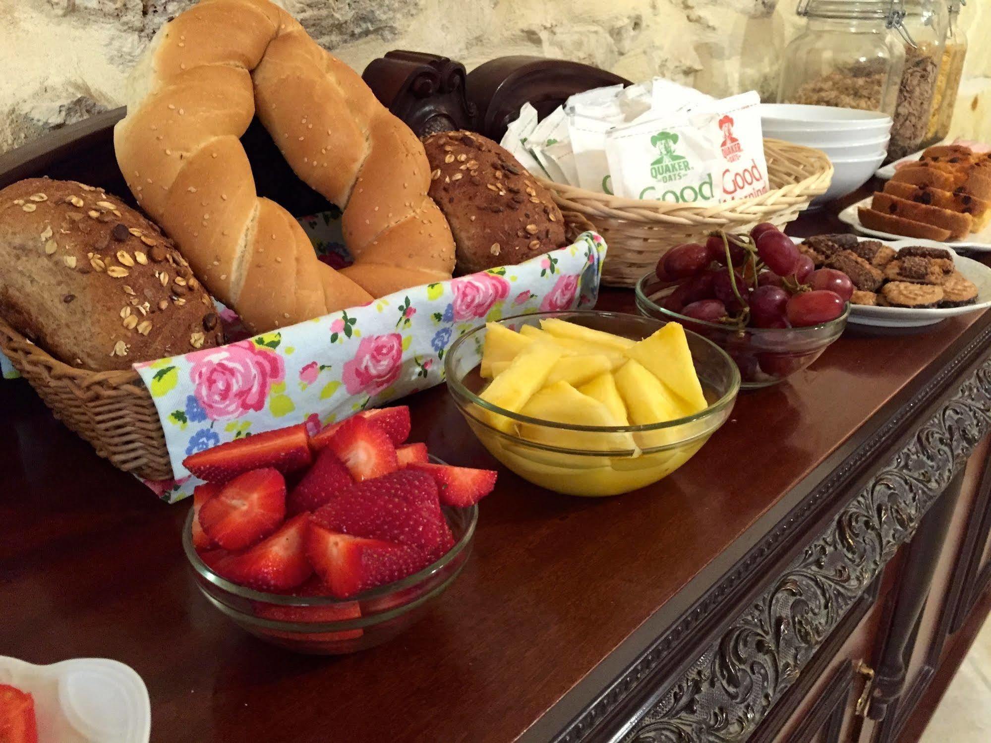 Ellie Boo Bed & Breakfast Виктория Екстериор снимка